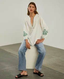 Blusa decote em V com bordado