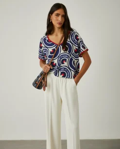 Blusa decote em V com padrão geométrico