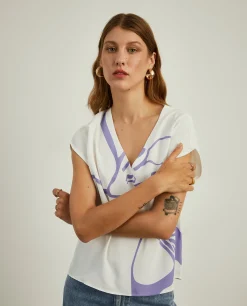 Blusa fluida com padrão floral