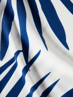 Blusa fluida com padrão palmeiras