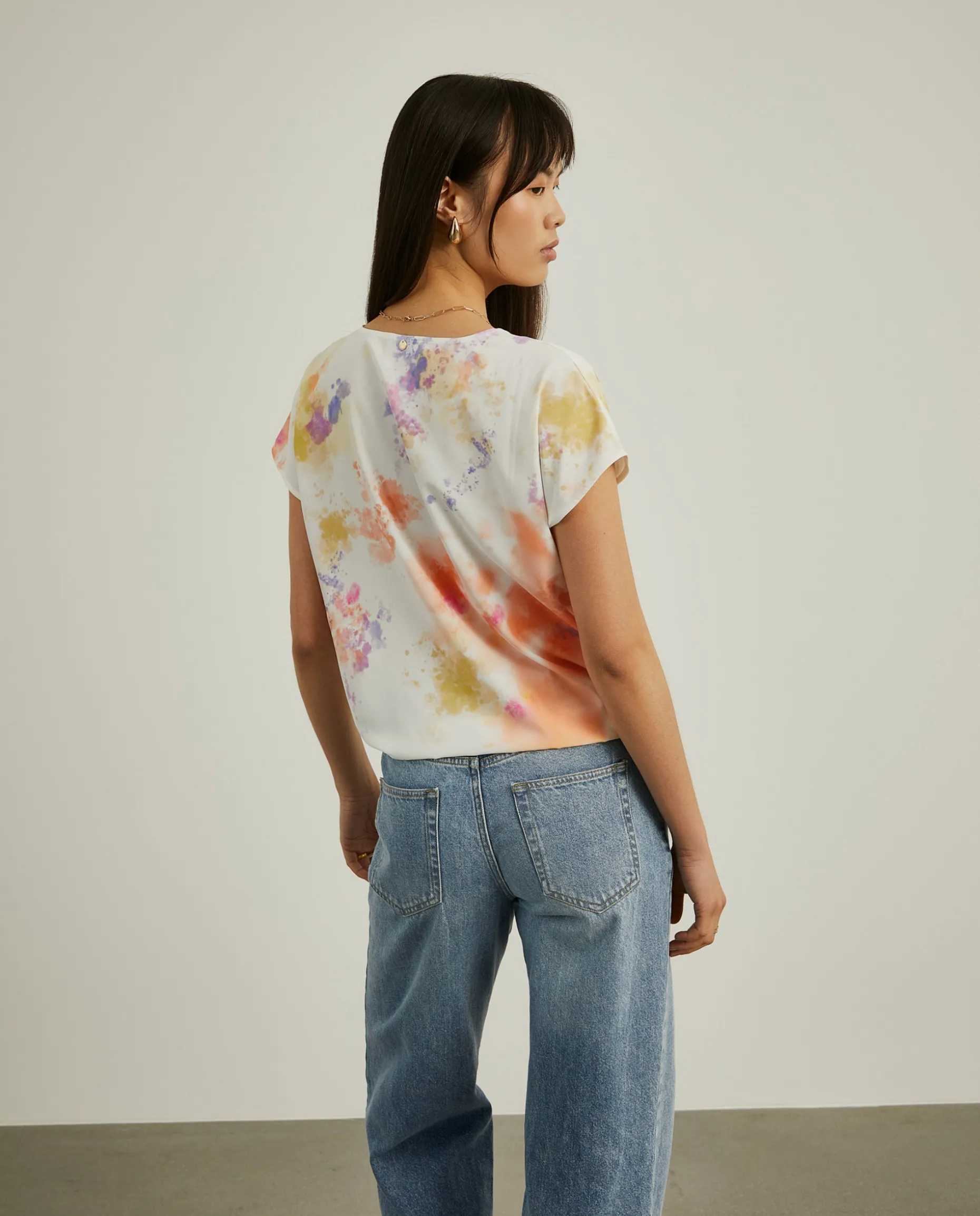 Blusa tie-dye com decote em V