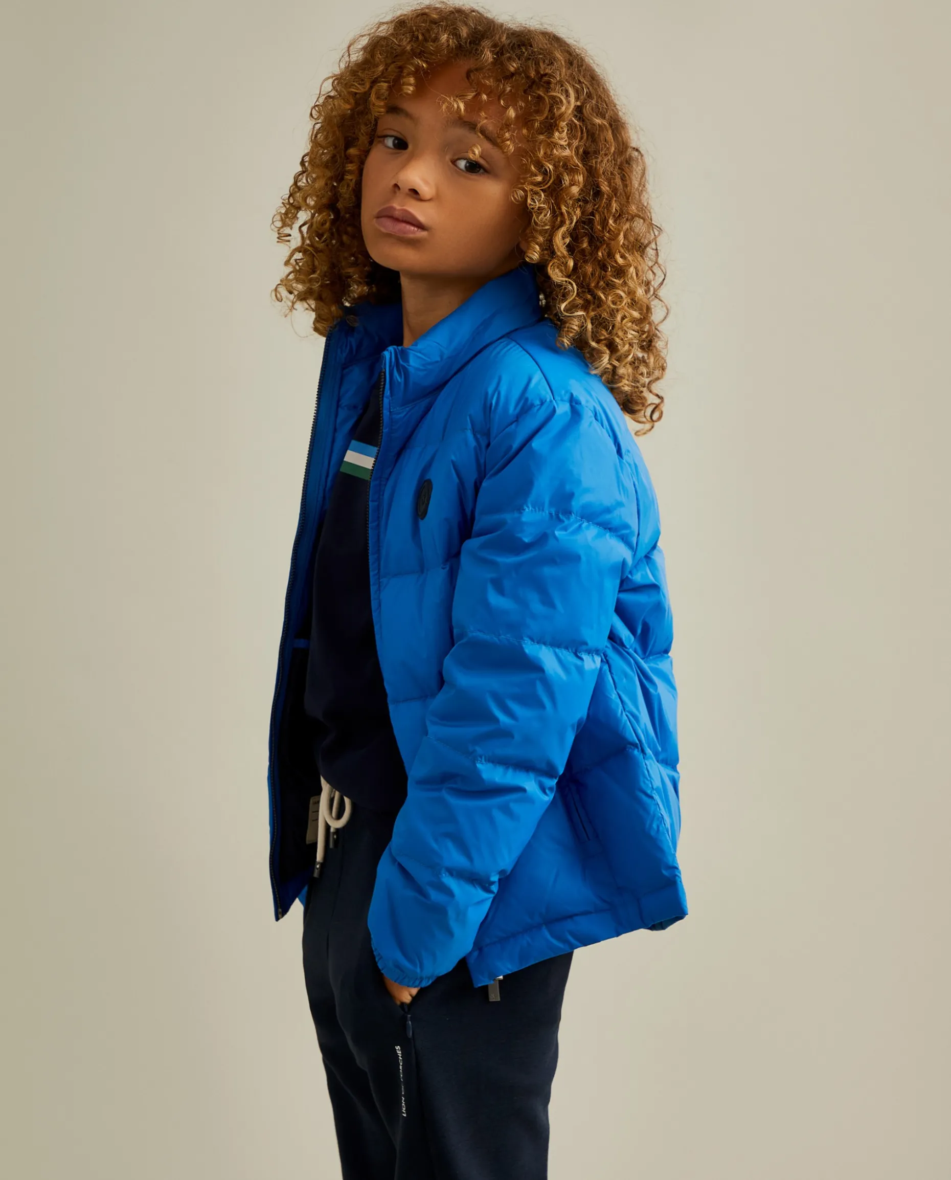 Blusão acolchoado com capuz embutido