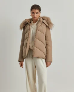 Blusão acolchoado com capuz e pelo