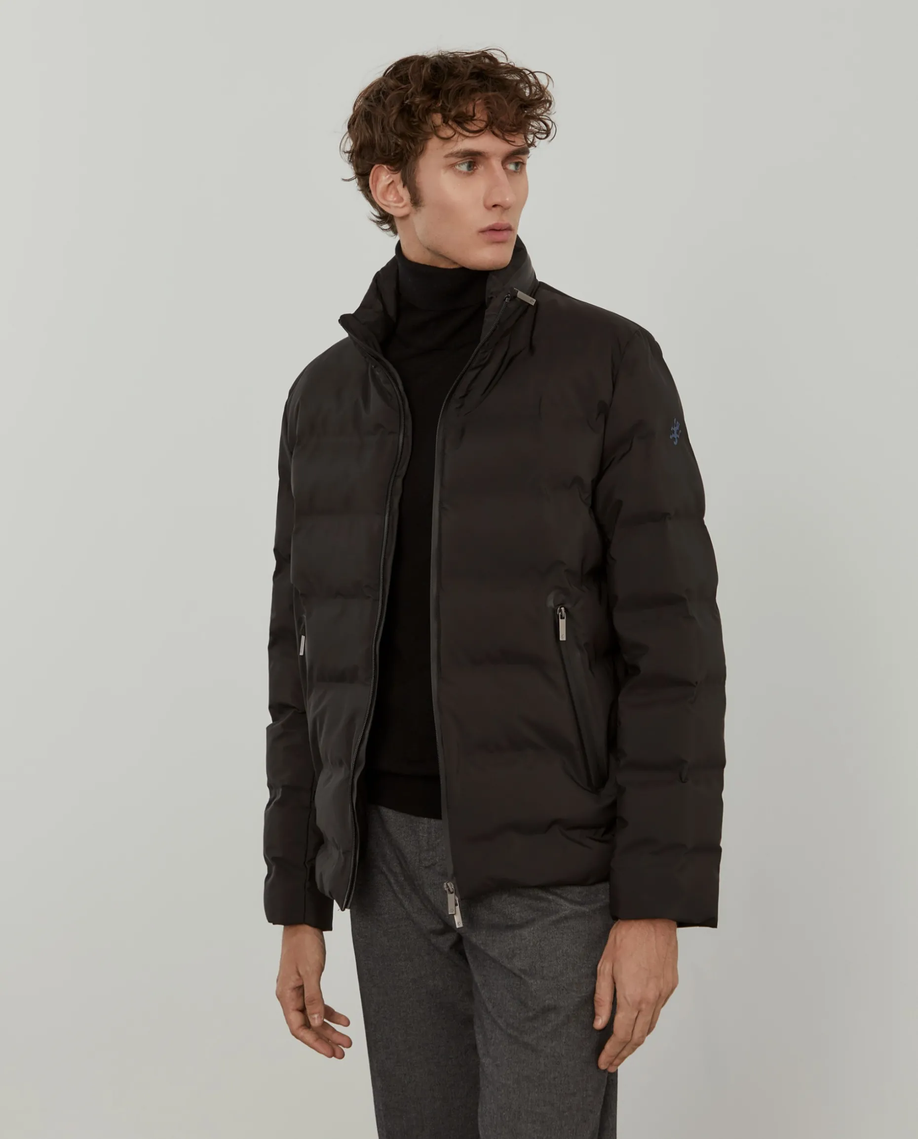 Blusão acolchoado com capuz em tecido técnico