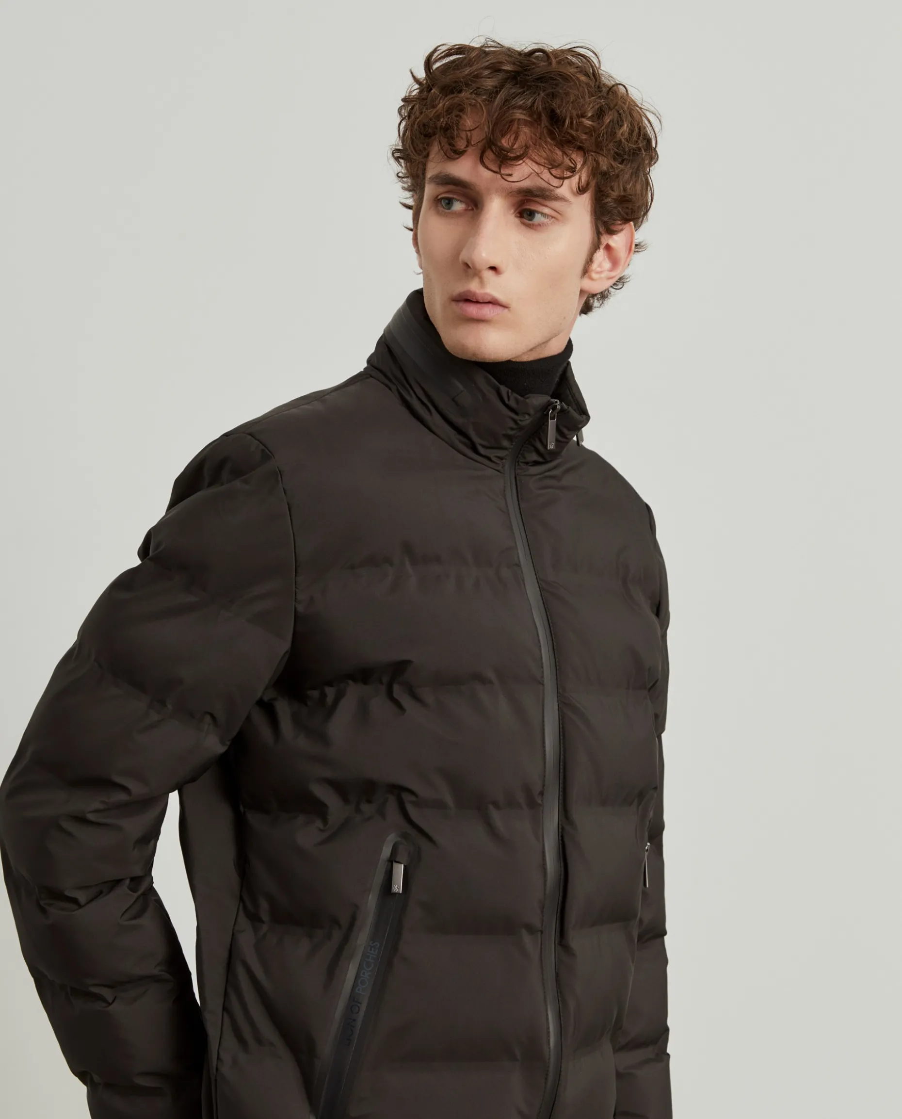 Blusão acolchoado com capuz em tecido técnico