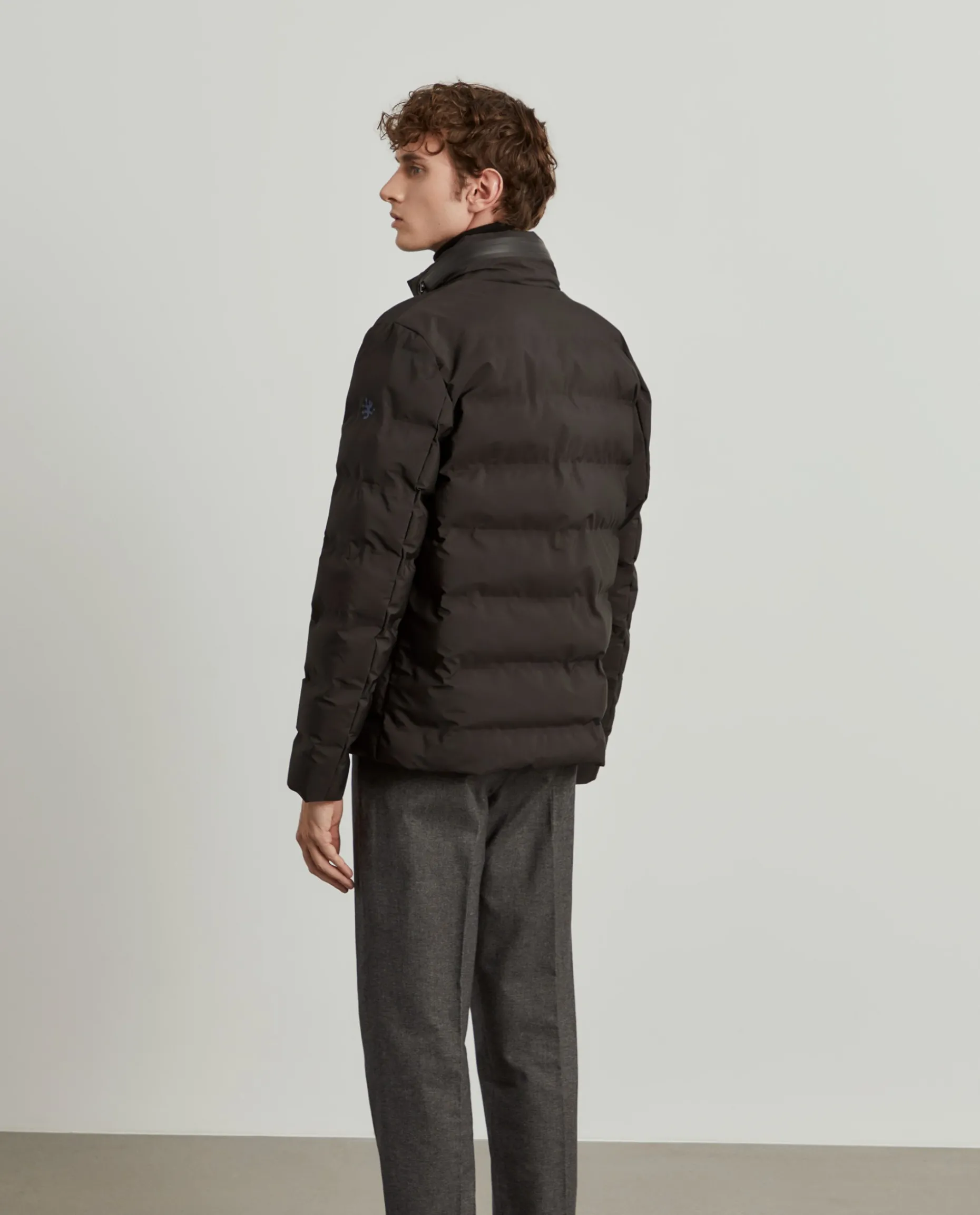 Blusão acolchoado com capuz em tecido técnico