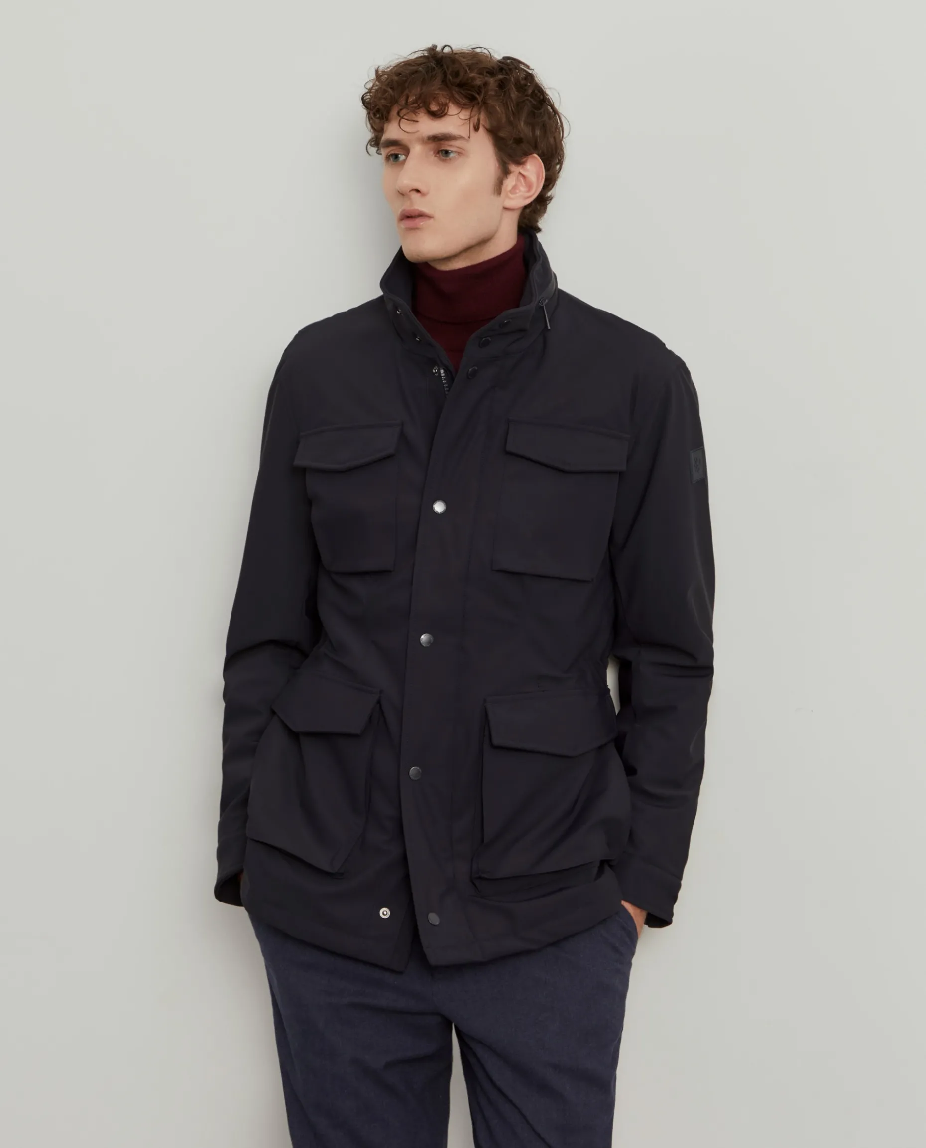 Blusão acolchoado com capuz e bolsos