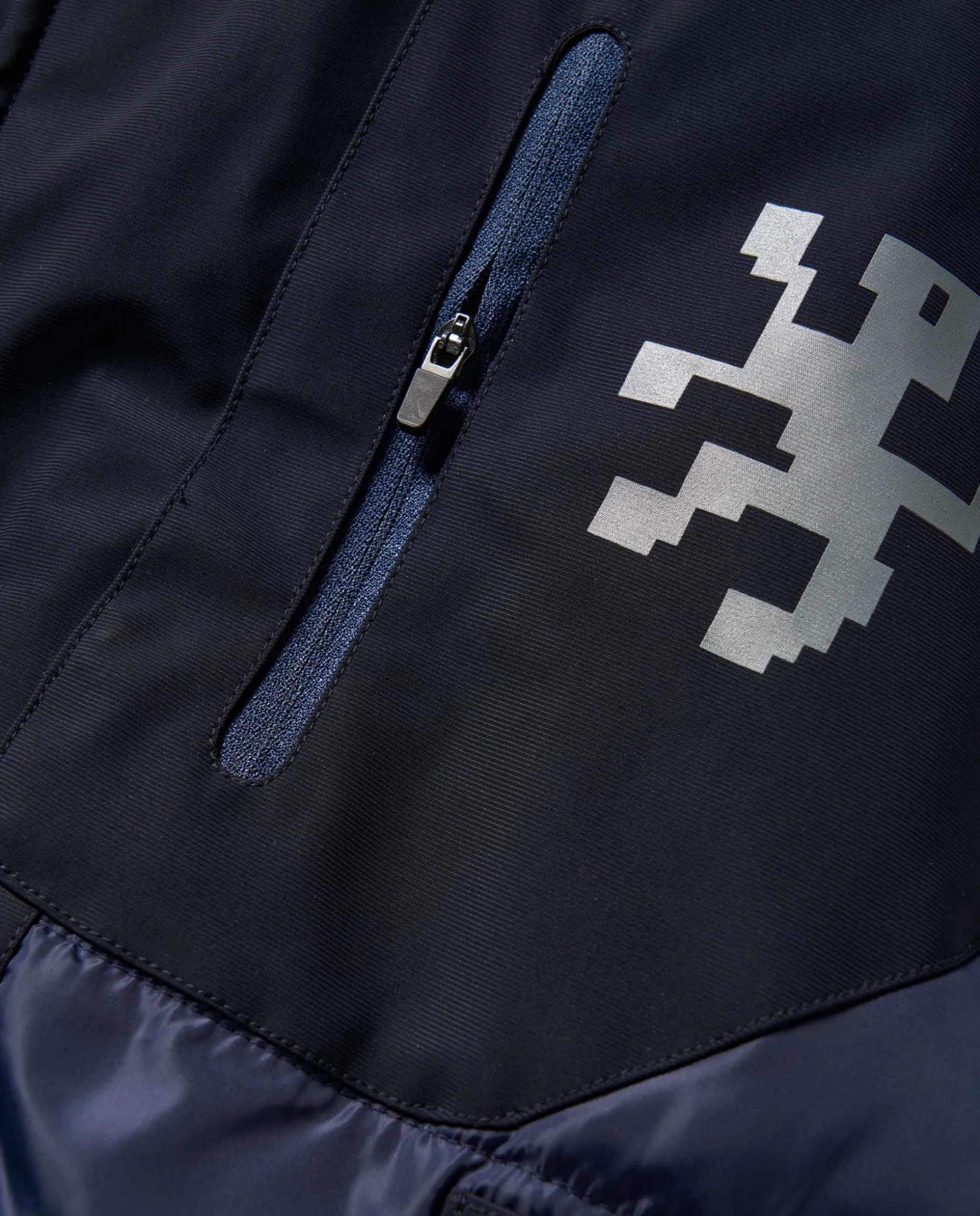 Blusão acolchoado com capuz e bolsos