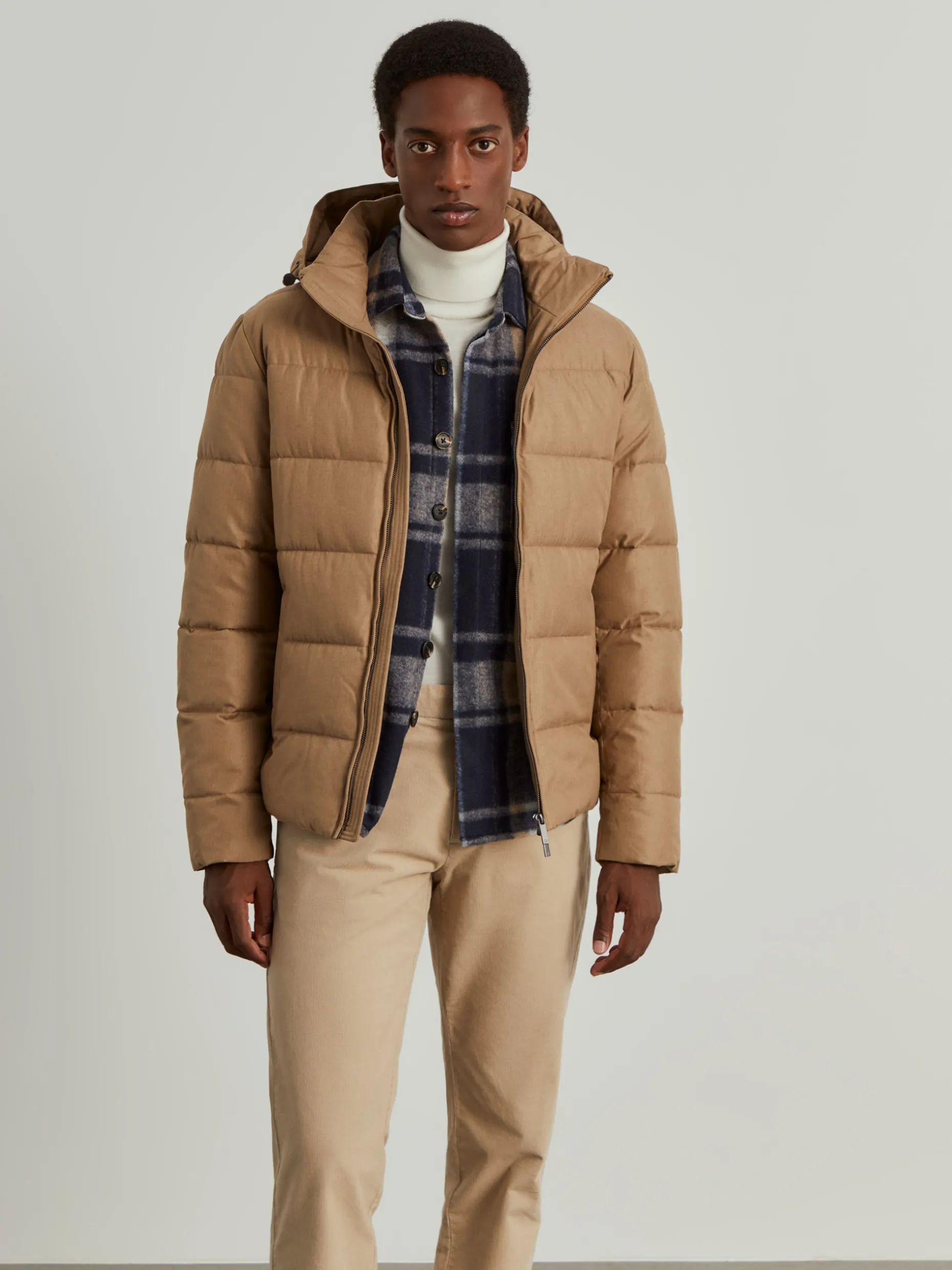 Blusão acolchoado repelente à água com capuz