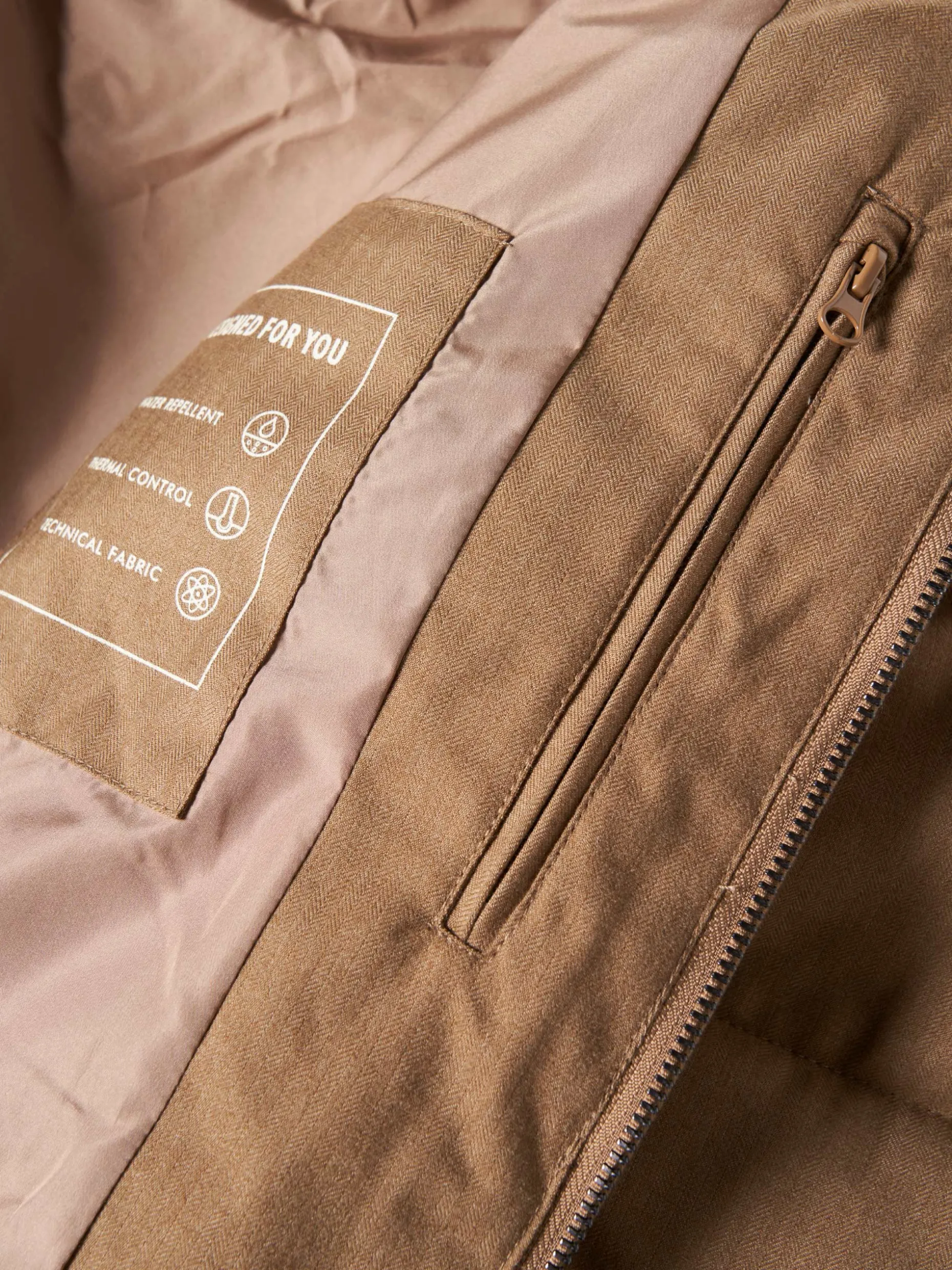 Blusão acolchoado repelente à água com capuz