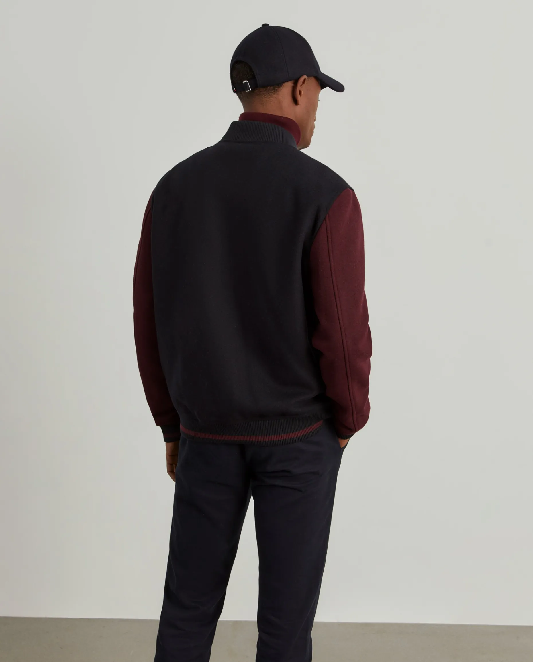 Blusão bomber com mangas em contraste