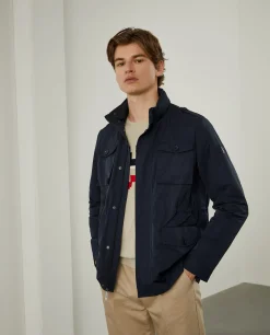 Blusão com bolsos e capuz embutido