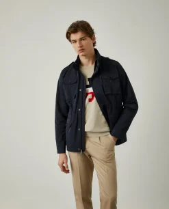 Blusão com bolsos e capuz embutido