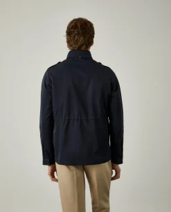 Blusão com bolsos e capuz embutido