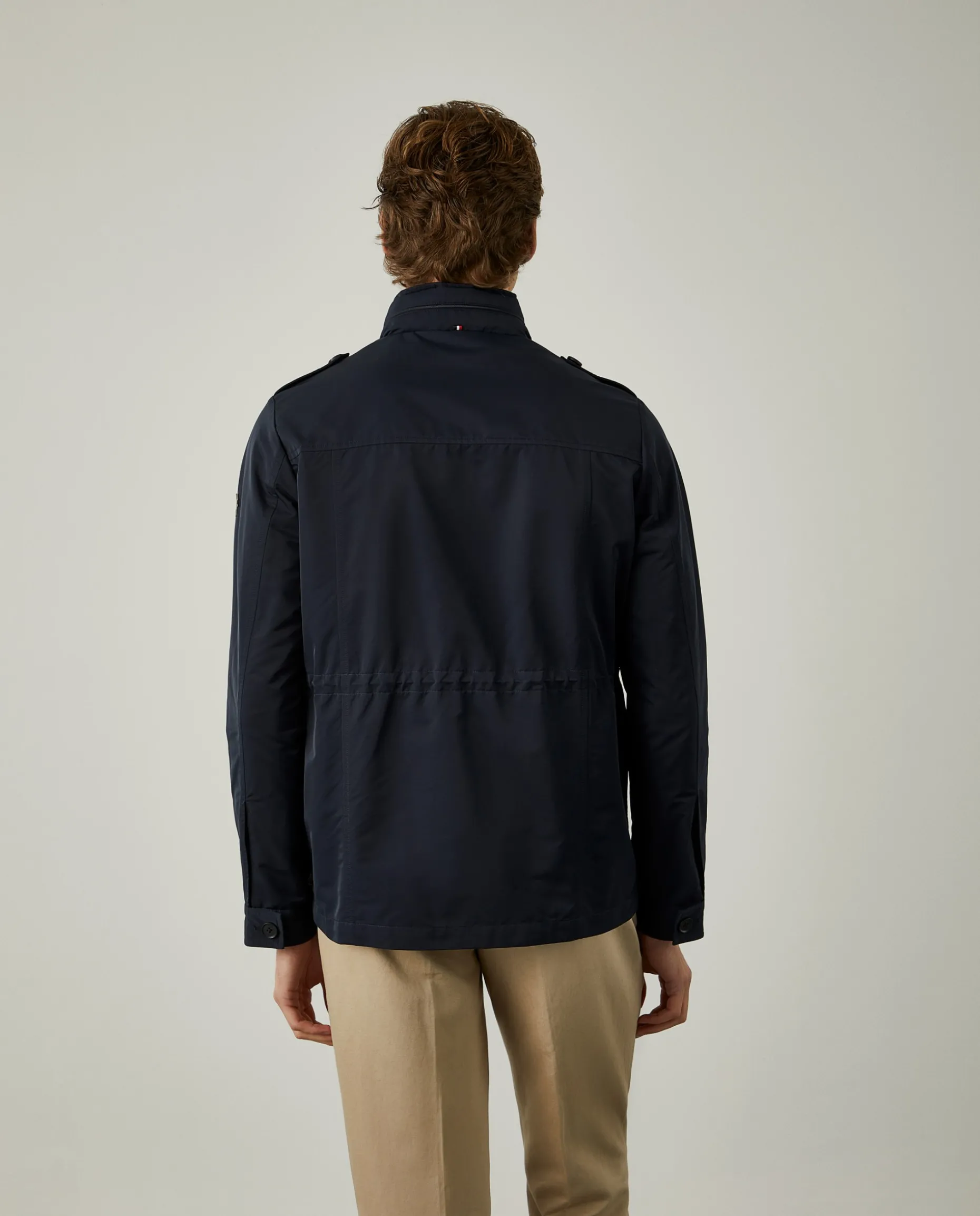 Blusão com bolsos e capuz embutido