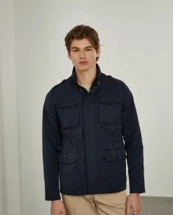 Blusão com bolsos e capuz embutido