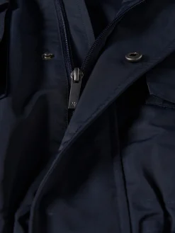 Blusão com bolsos e capuz embutido