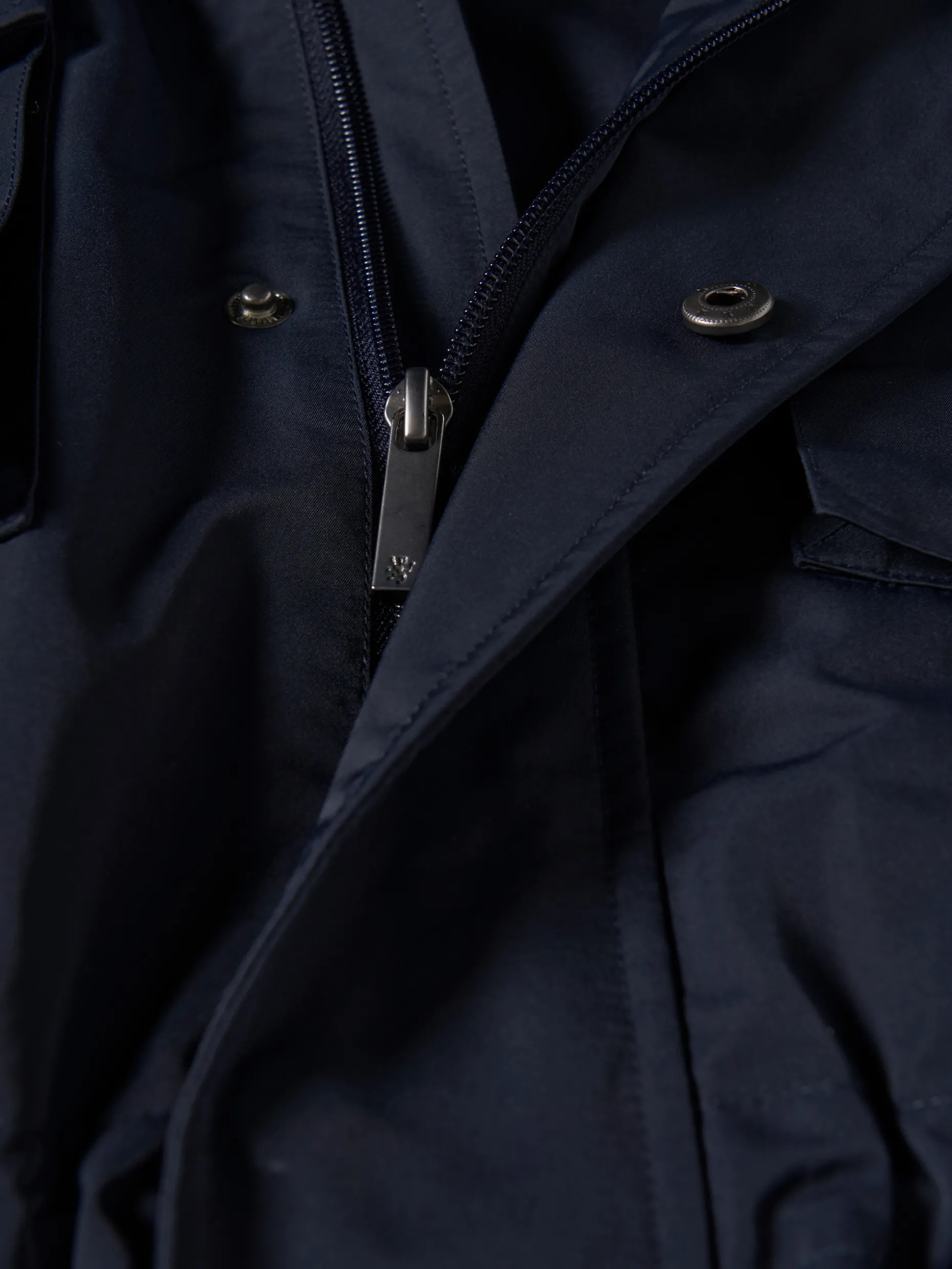 Blusão com bolsos e capuz embutido