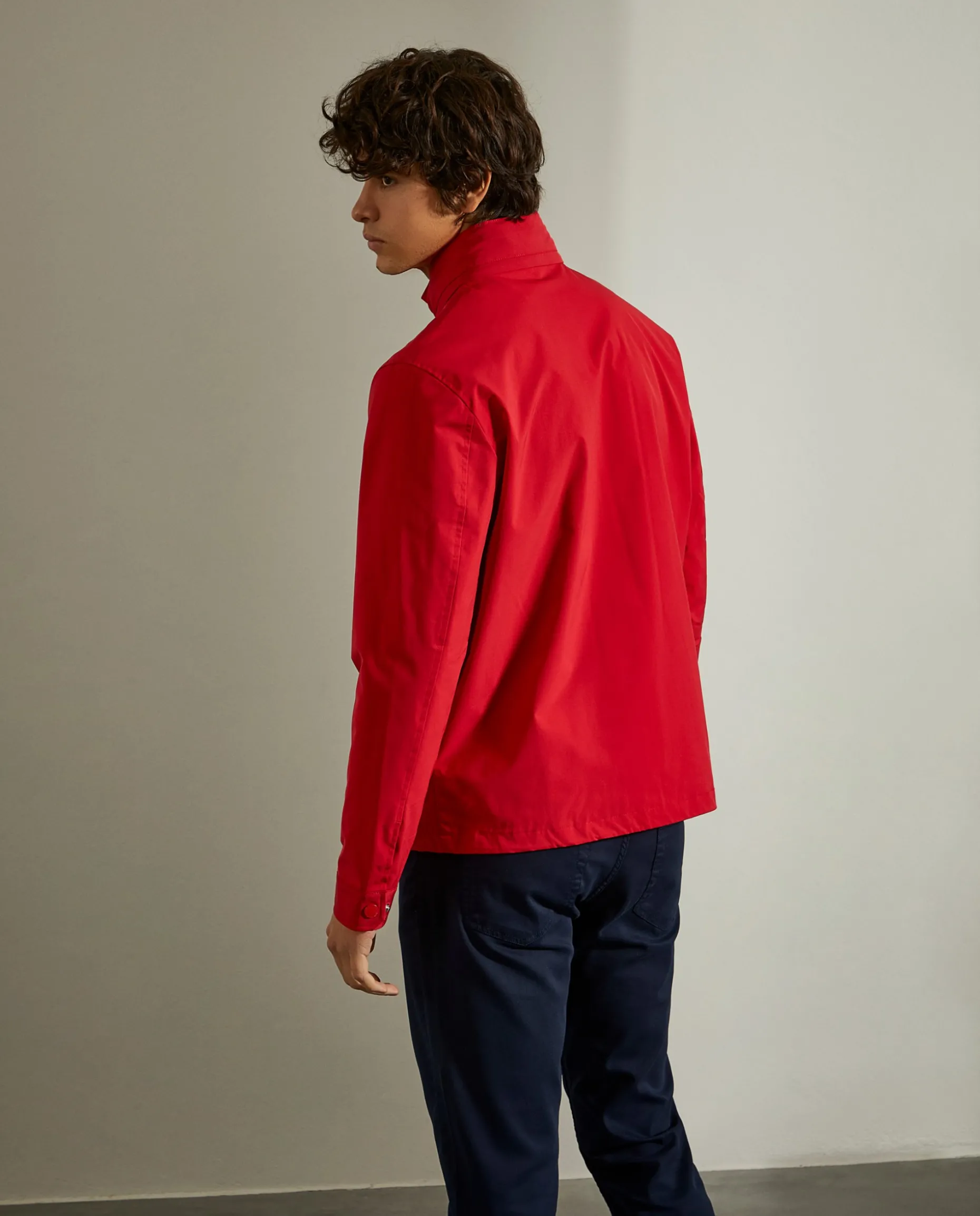 Blusão com capuz embutido na gola