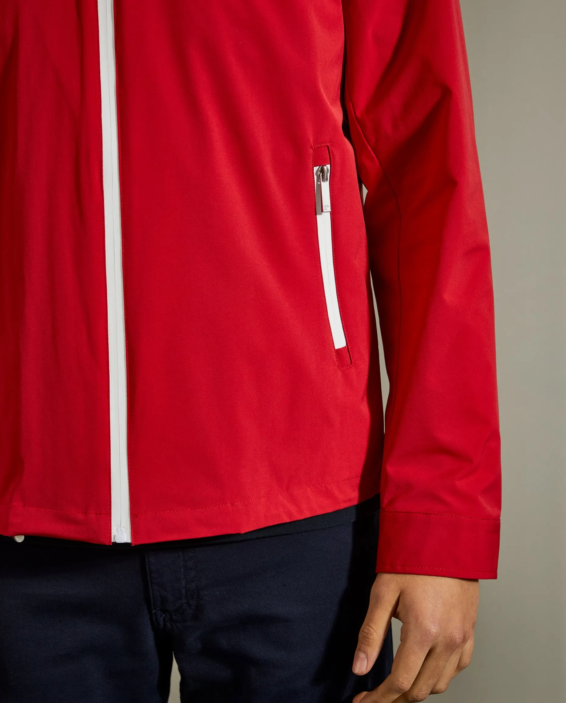 Blusão com capuz embutido na gola