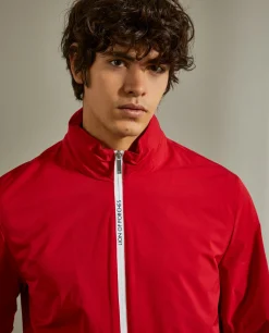 Blusão com capuz embutido na gola