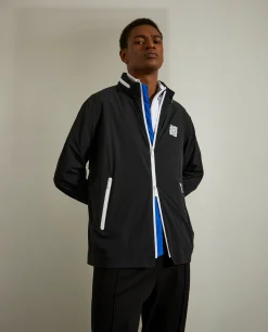 Blusão com capuz embutido em tecido técnico