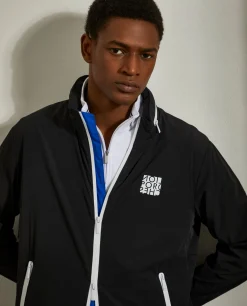 Blusão com capuz embutido em tecido técnico