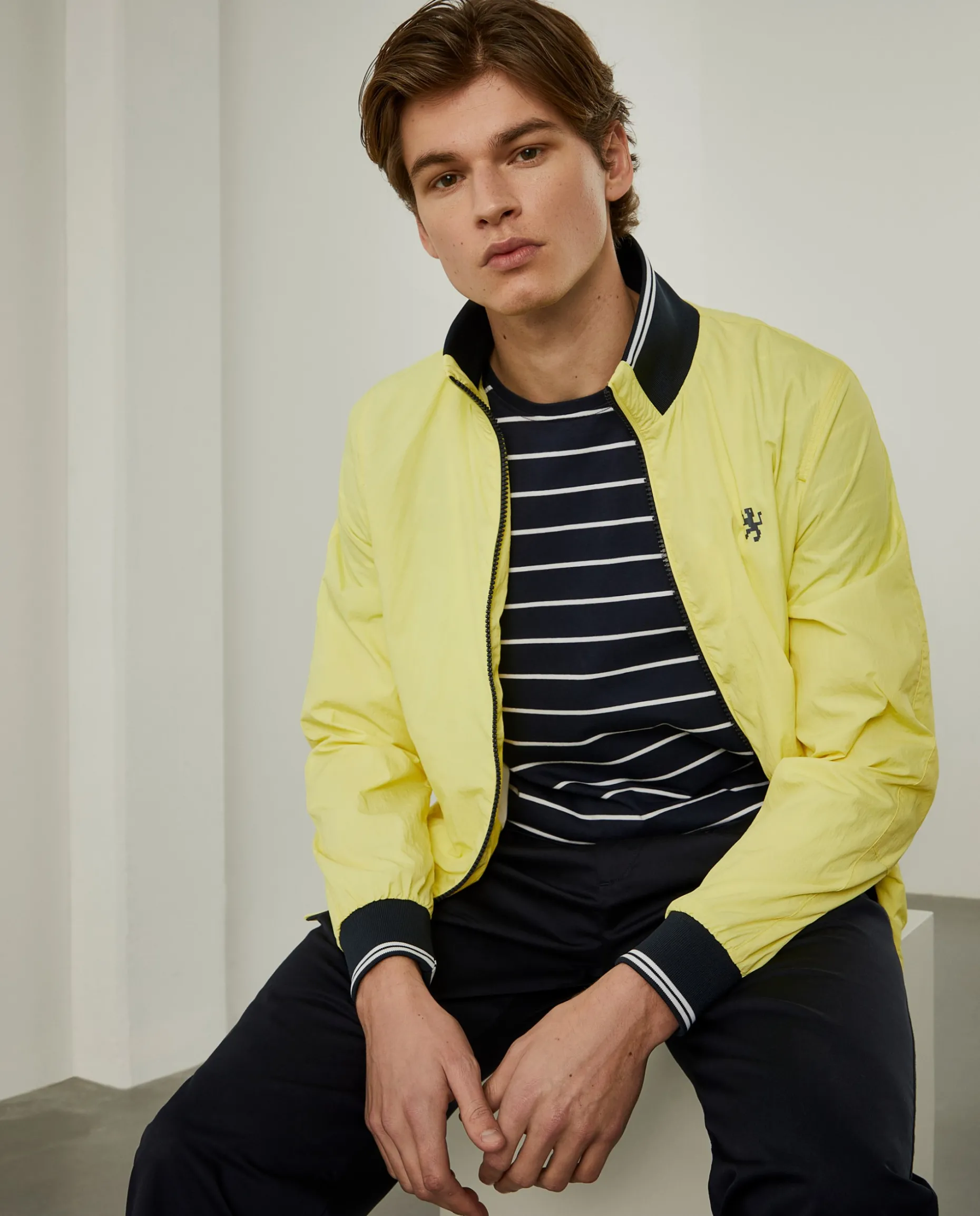 Blusão corta-vento em tecido técnico