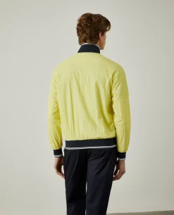 Blusão corta-vento em tecido técnico