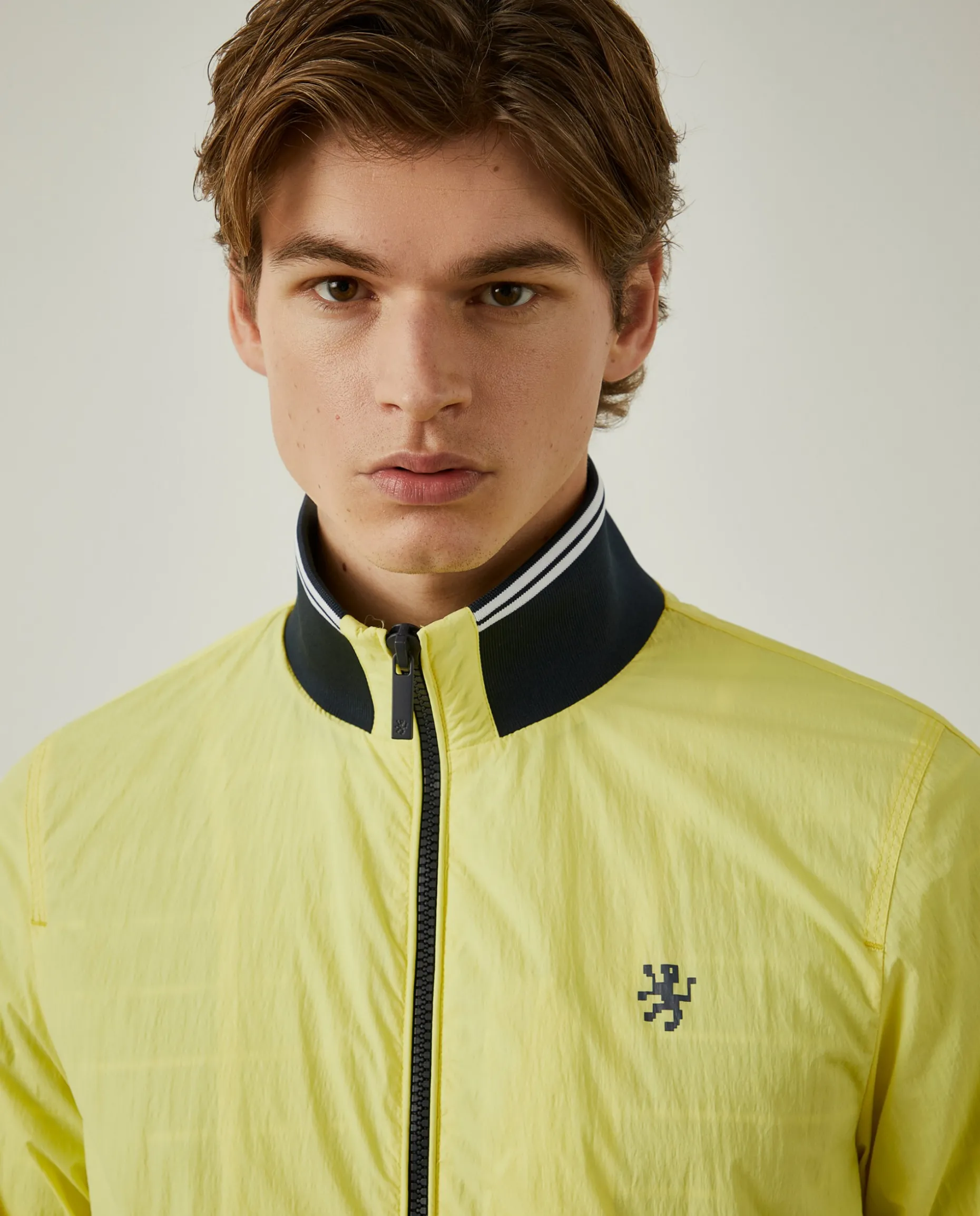 Blusão corta-vento em tecido técnico