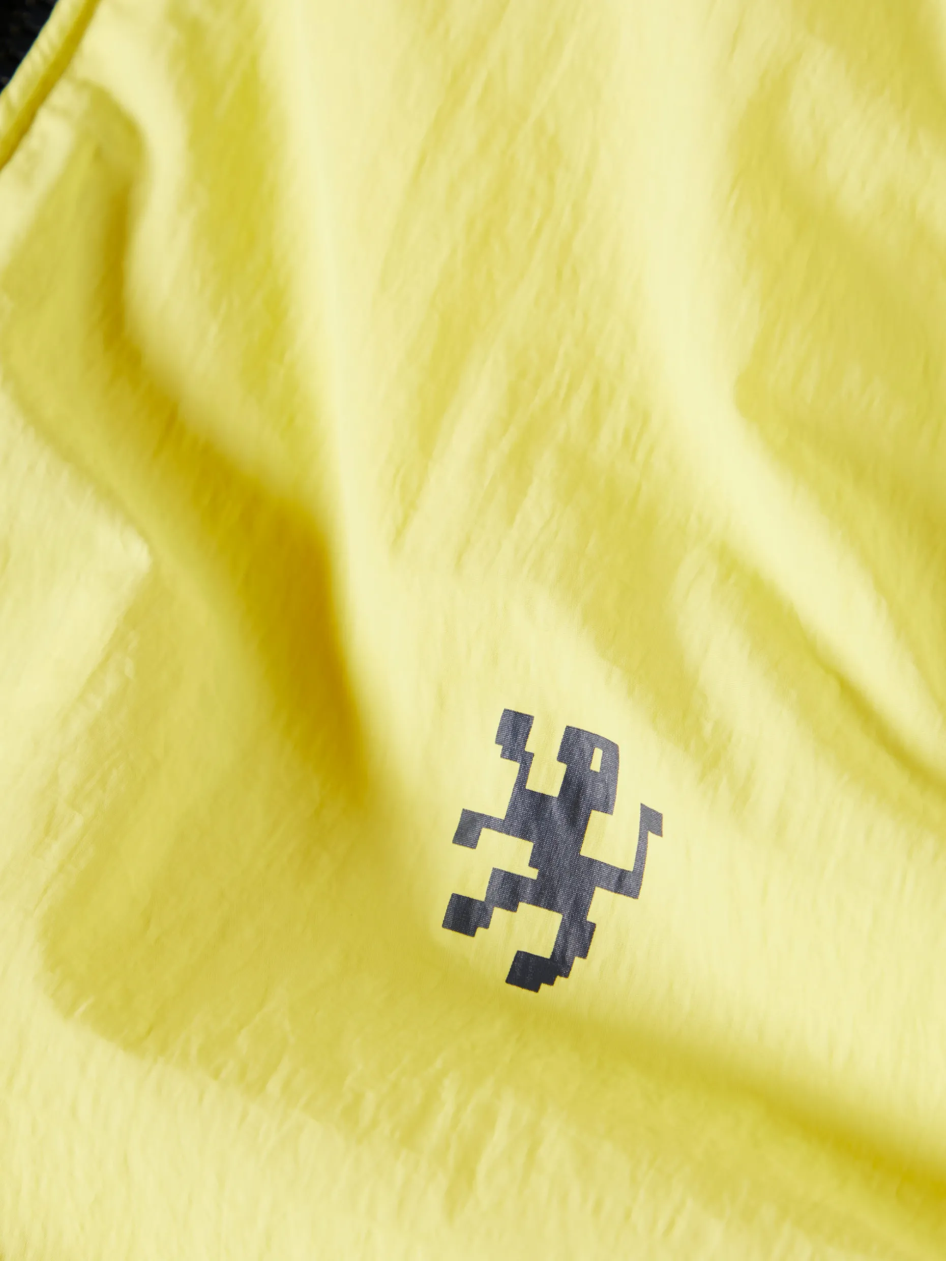 Blusão corta-vento em tecido técnico