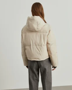 Blusão curto acolchoado com capuz