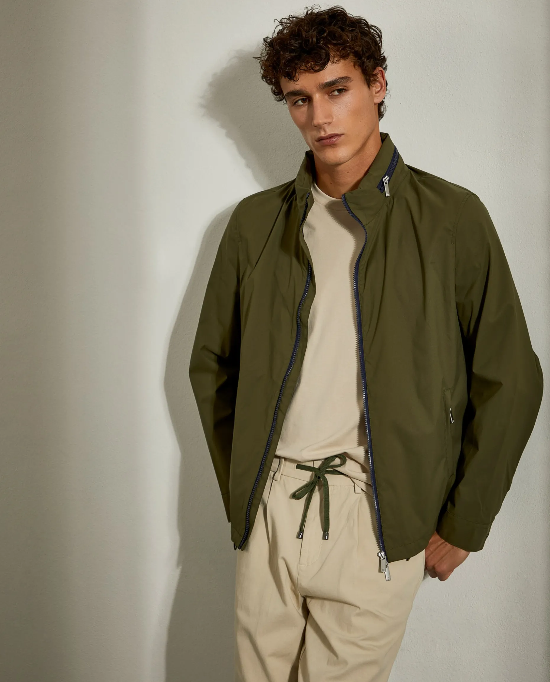 Blusão curto com capuz embutido