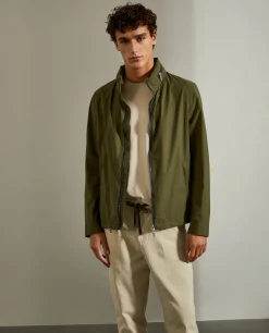 Blusão curto com capuz embutido