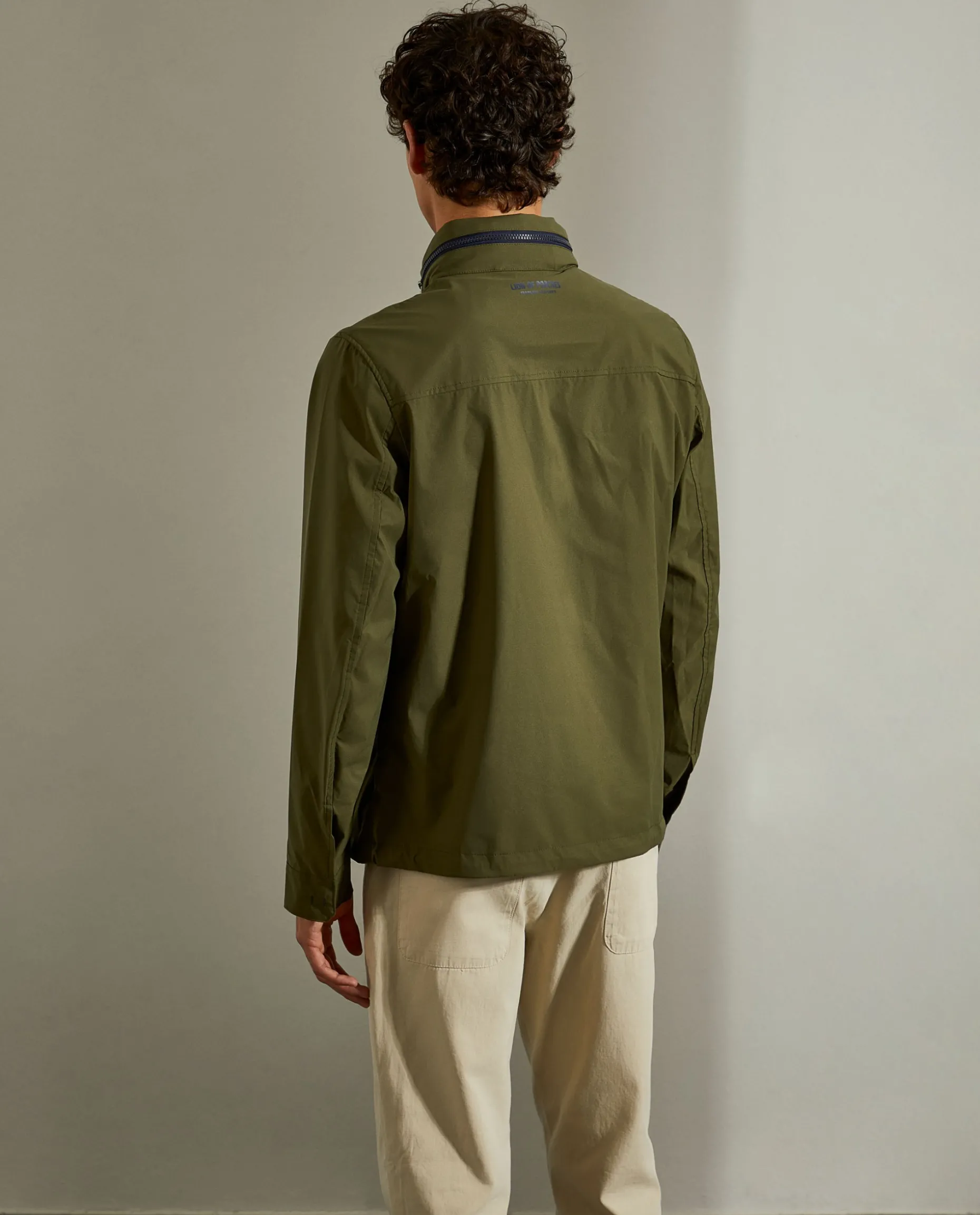 Blusão curto com capuz embutido