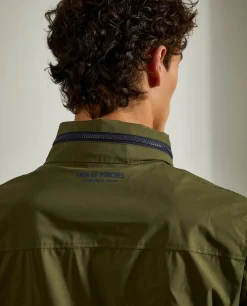 Blusão curto com capuz embutido