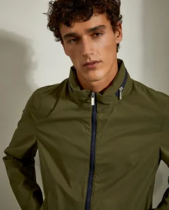 Blusão curto com capuz embutido