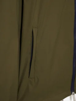 Blusão curto com capuz embutido