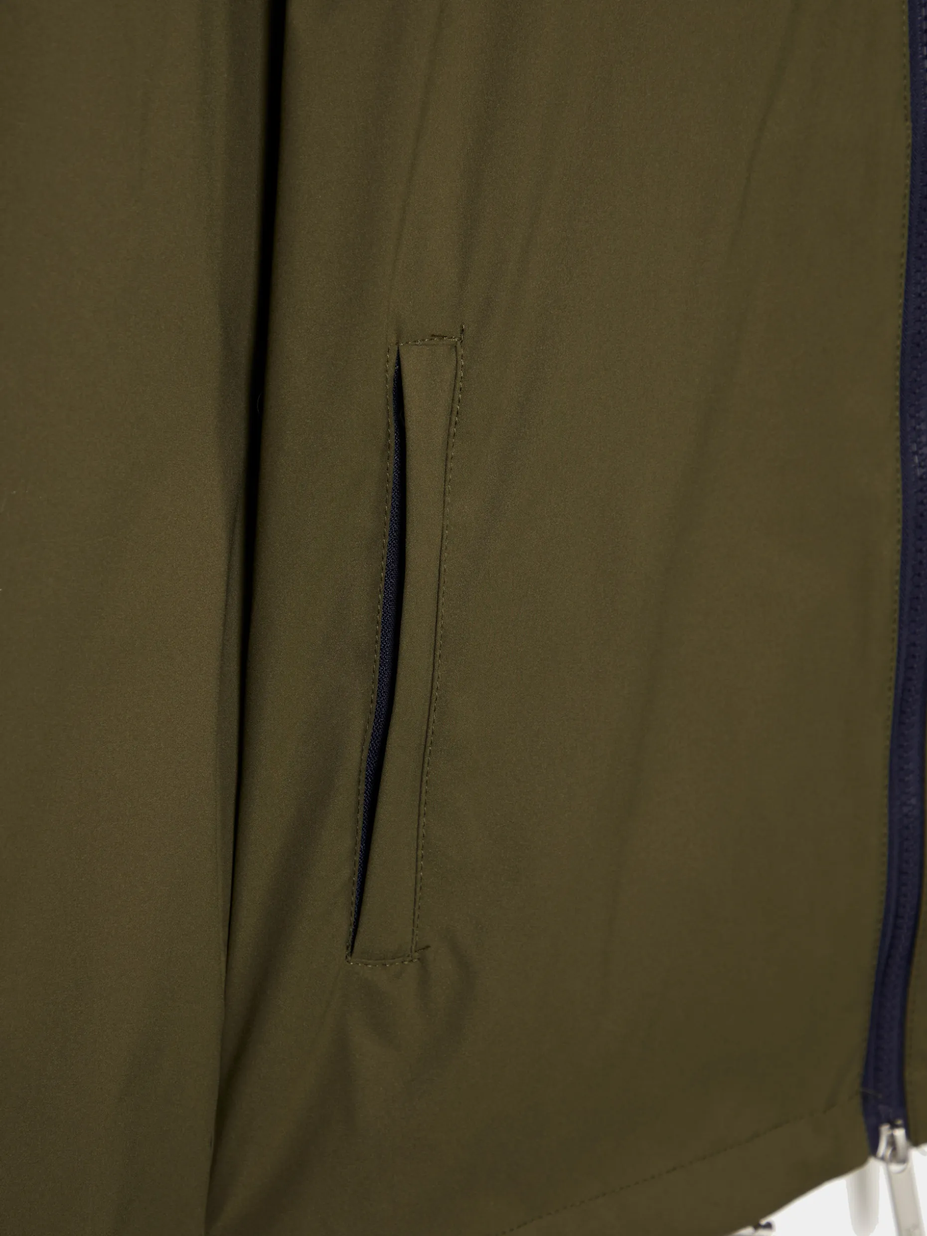 Blusão curto com capuz embutido