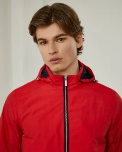 Blusão em tecido técnico com capuz embutido