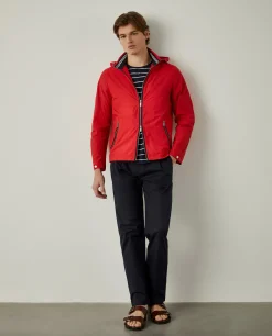 Blusão em tecido técnico com capuz embutido