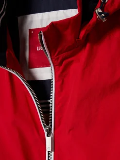 Blusão em tecido técnico com capuz embutido