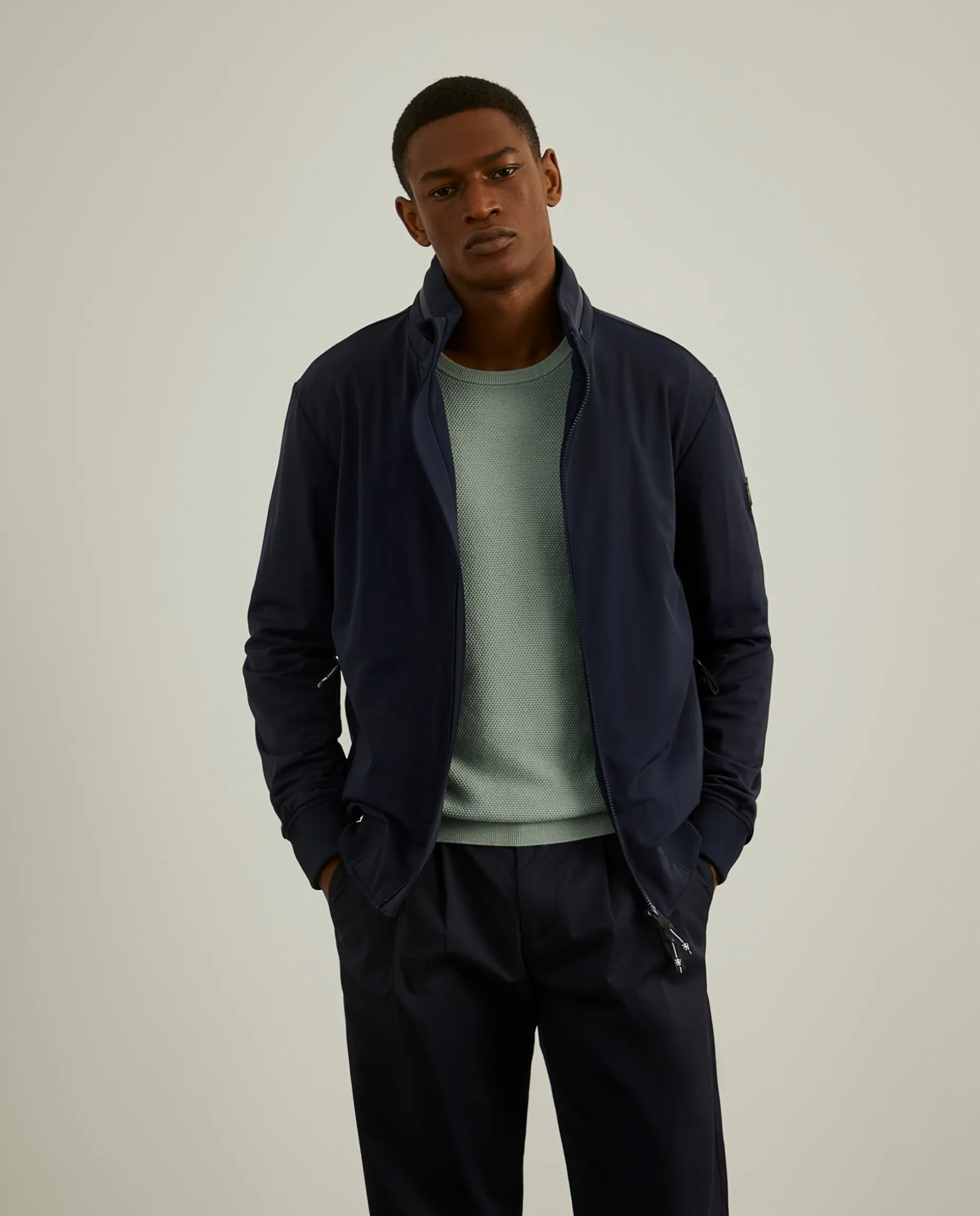 Blusão em tecido técnico com capuz embutido