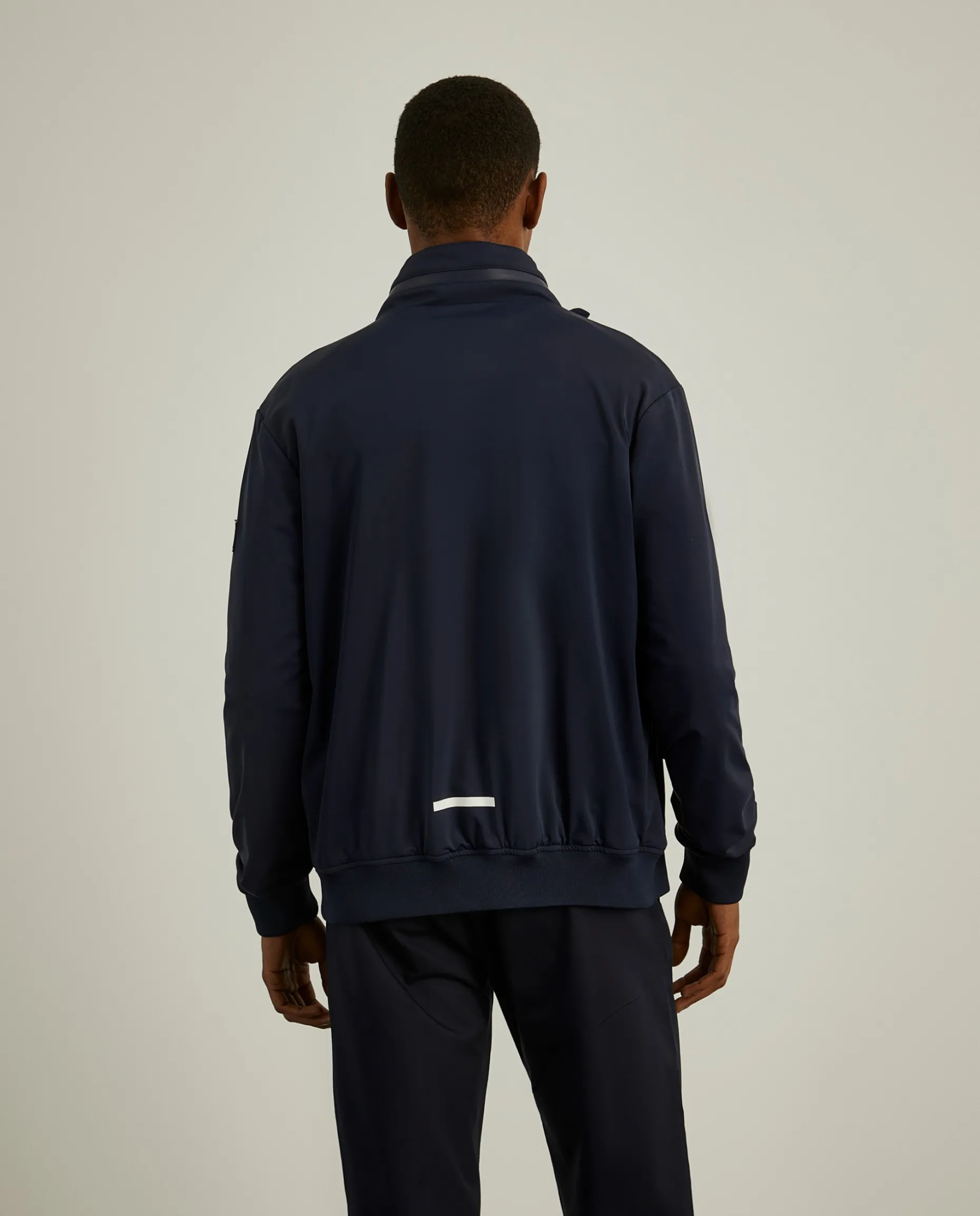 Blusão em tecido técnico com capuz embutido