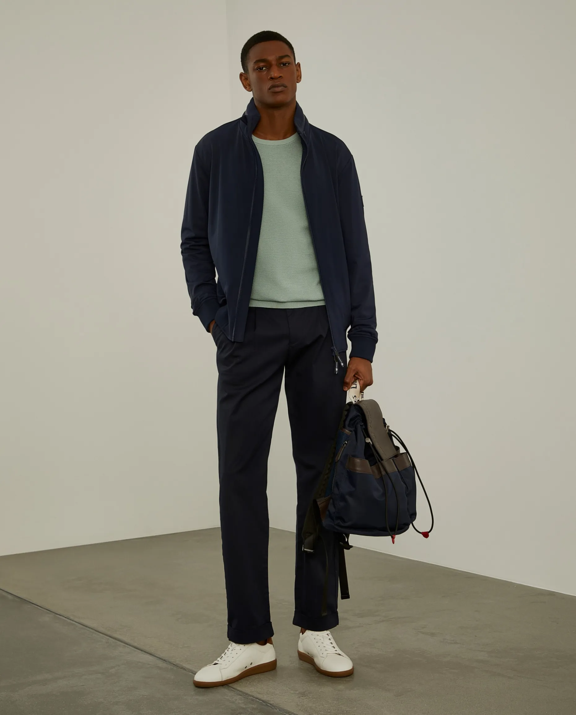 Blusão em tecido técnico com capuz embutido