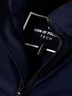 Blusão em tecido técnico com capuz embutido