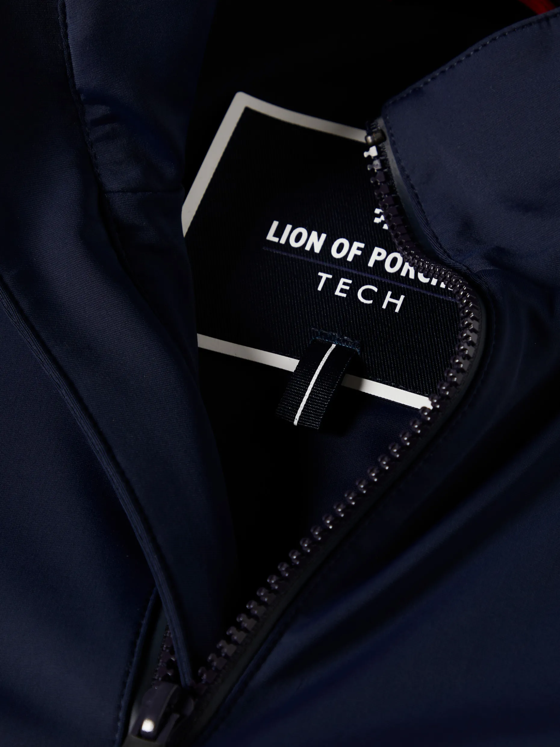 Blusão em tecido técnico com capuz embutido