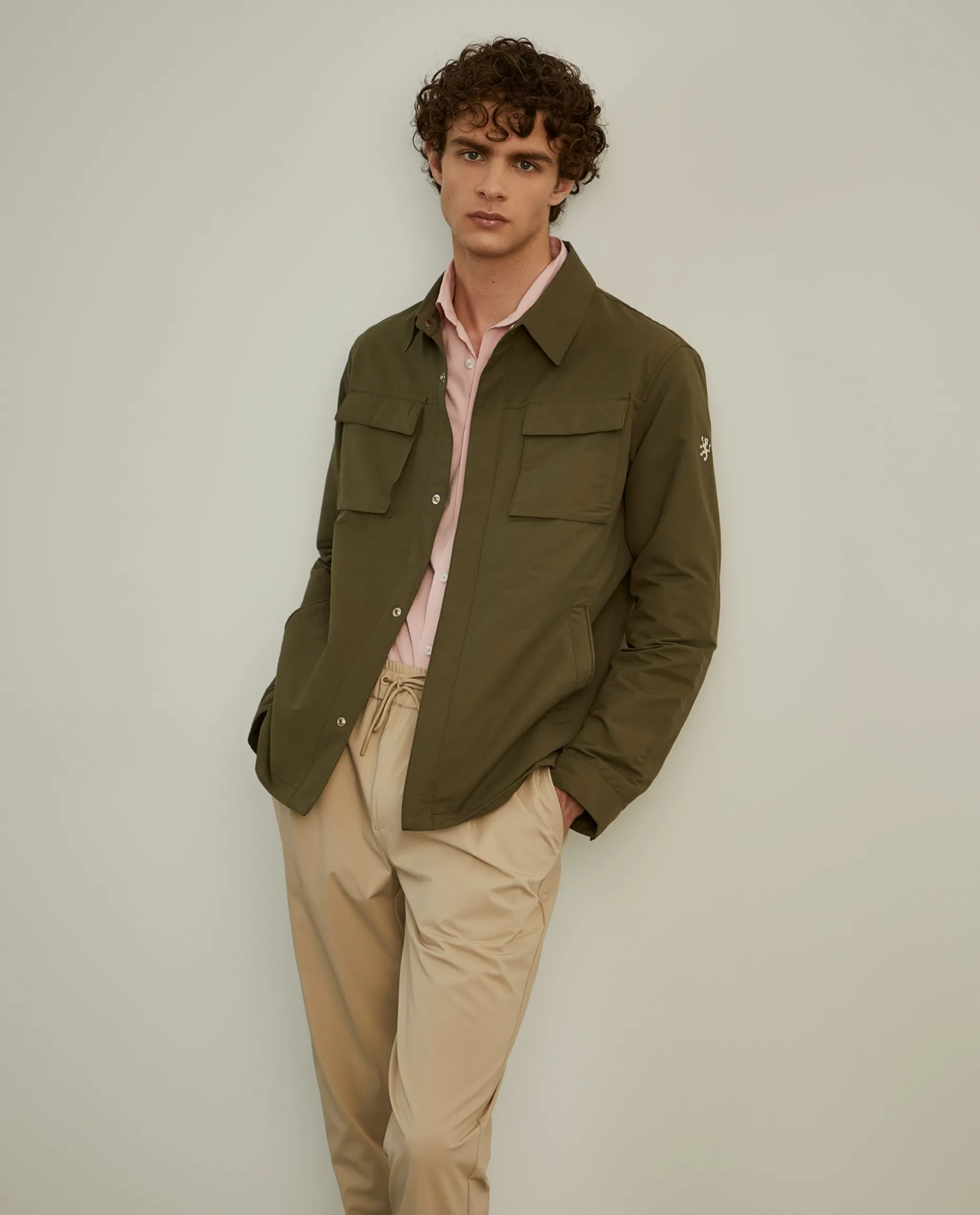 Blusão safari com bolsos na frente