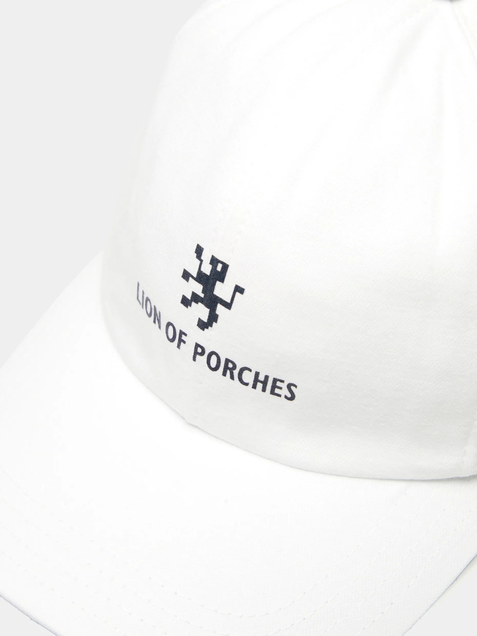 Boné de pala curva com branding na frente