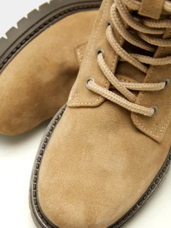 Bota com fecho na lateral